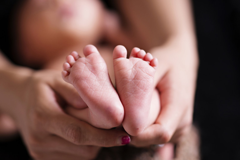 Newborn Pictures bokeh feet hands