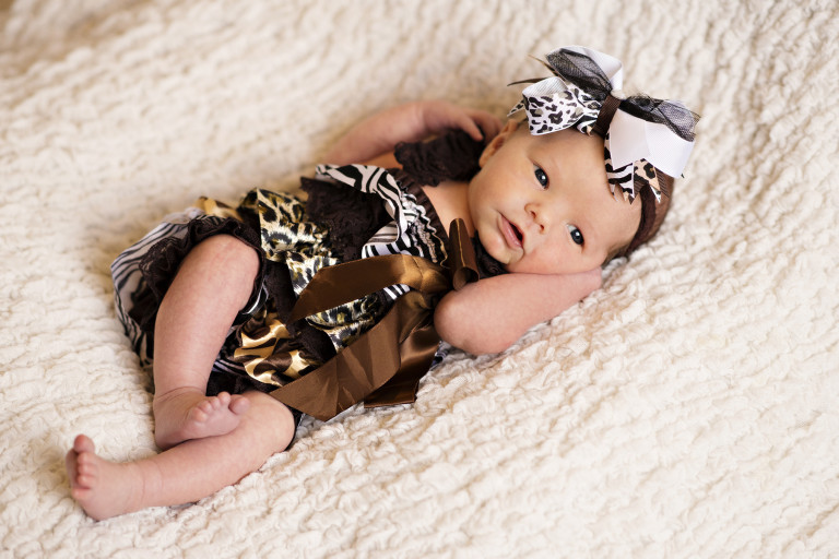 Newborn Pictures content baby head bow