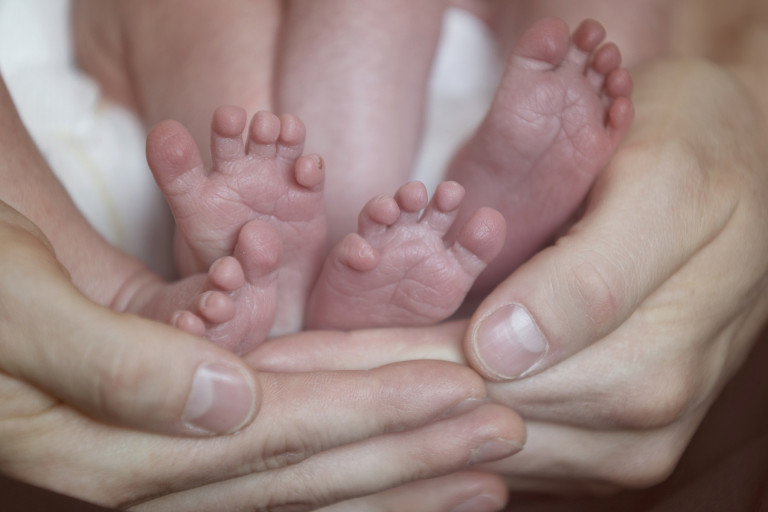 Newborn Pictures twins baby feet mom hands